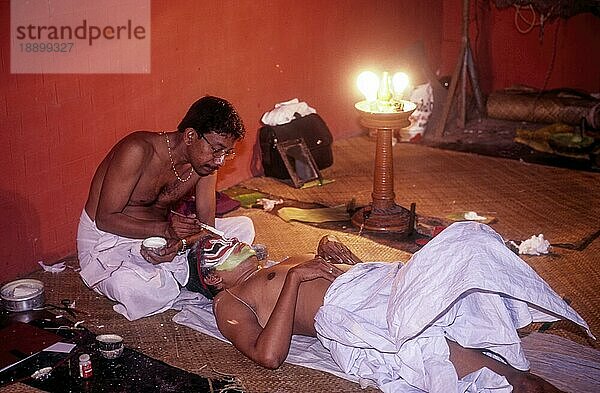 Kathakali  aufwändiges Make-up erfordert Hilfe in Kerala Kalamandalam in Cheruthuruthy bei Soranur  Kerala  Südindien  Indien  Asien