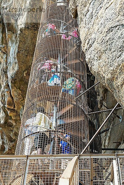 Man steigt die Wendeltreppe hinauf  die zur Höhle mit den berühmten Fresken führt