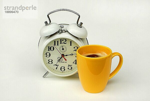 Wecker und Tasse Kaffee  Uhrzeit  Zeit  Freisteller  Objekt