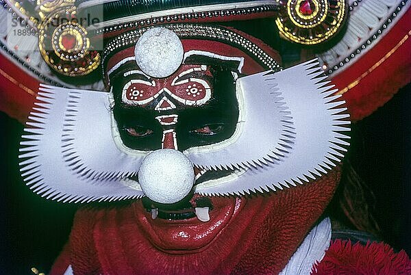 Kathakali Red Beard ein bösartiger und abscheulicher Typ Charaktere werden in dieser Form in Kerala Kalamandalam in Cheruthuruthy in der Nähe von Soranur  Kerala  Südindien  Indien dargestellt