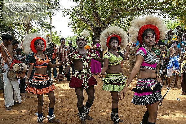 Karagam Karagattam Tanz  Volkstanz in Dasara Dussera Dusera Festival in Kulasai Kulasekharapatnam bei Tiruchendur  Tamil Nadu  Südindien  Indien  Asien