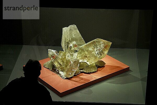 Bergkristall  Länge ca. 1 Meter  Gewicht ca. 300 kg  Quartz  Edelsteine  Siliciumdioxid  freistellbar