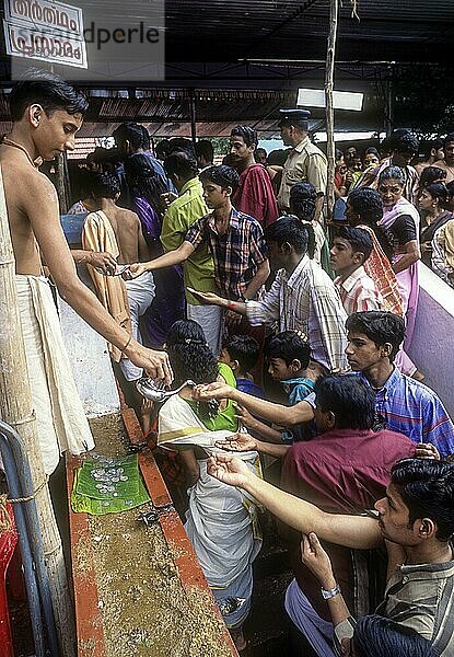 Vijayadasami-Tag im Saraswathi-Tempel in Panachikadu bei Kottayam  Kerala  Südindien  Indien  Asien