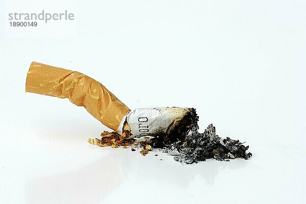 Ausgedrückte Zigarette  rauchen  Freisteller  Objekt