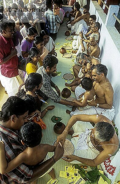 Ezhuthiniruthu-Zeremonie am Vijayadasami-Tag im Saraswathi-Tempel in Panachikadu bei Kottayam  Kerala  Südindien  Indien  Asien