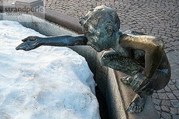 Statue eines Kindes in St. Ulrich