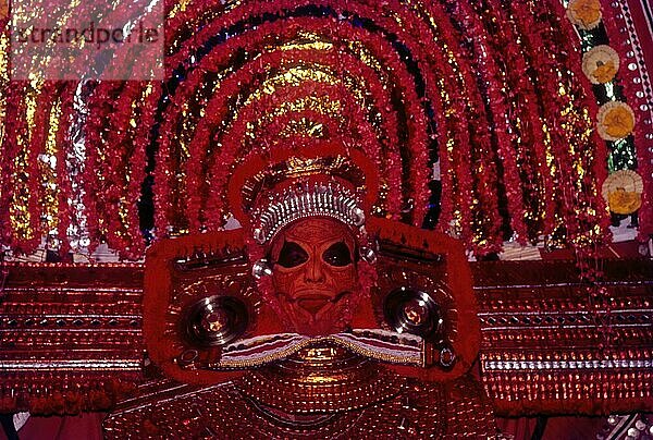 Theyyam Tempel Ritualtanz einzig erhaltene vorarische Tänze  Kerala  Südindien  Indien  Asien