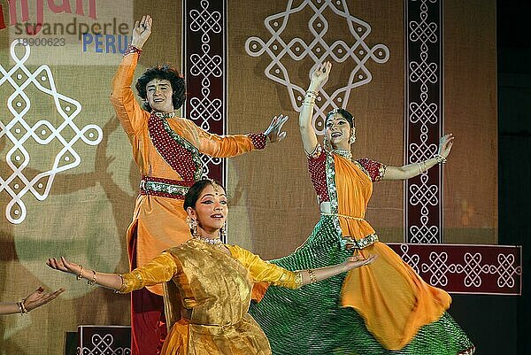 Kathak-Tanz beim Natiyanjali-Festival im Perur-Tempel  Tamil Nadu  Indien  Asien