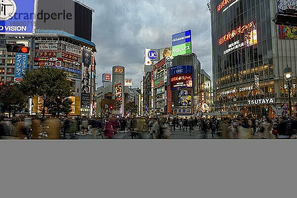 Menschen überqueren die Shibuya-Kreuzung  meist frequentierte Kreuzung der Welt  Shibuya  Tokio  Japan  Asien