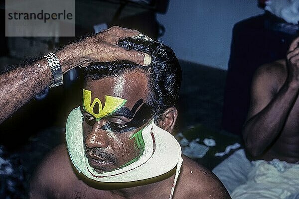 Kathakali  aufwändiges Make-up erfordert Hilfe in Kerala Kalamandalam in Cheruthuruthy bei Soranur  Kerala  Südindien  Indien  Asien