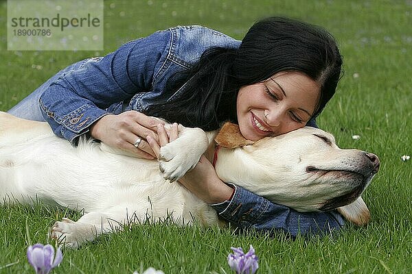 Frau mit Labrador-Retriever