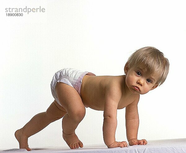 BABY-MÄDCHEN VOR WEISSEM HINTERGRUND