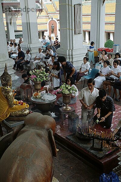 Betende Menschen  Wat Suthat Tempel  Bangkok  Thailand  Asien