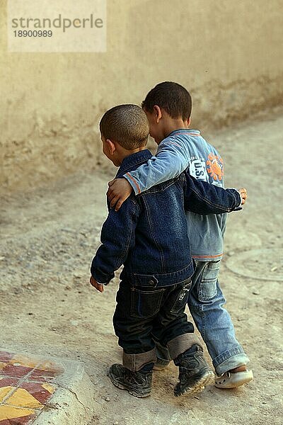 Zwei kleine Freunde  Jungen  Rissani  Marokko  Afrika