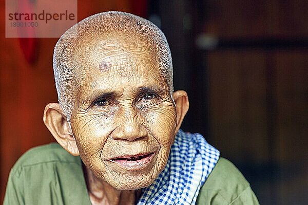 Eine alte Frau in ihrer Hütte in Siem Reap. Angkor. Kambodscha