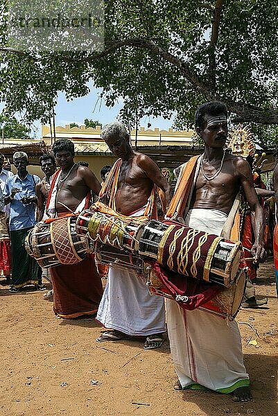 Musiker spielen Thavil Melam Percussion in Dasara Dussera Dusera Festival in Kulasai Kulasekharapatnam in der Nähe von Tiruchendur  Tamil Nadu  Südindien  Indien  Asien