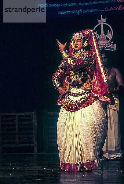 Minukku strahlenden Charakter die weiblichen Zeichen sind auch von Männern in Kathakali Tanz  Kerala Kalamandalam in Cheruthuruthy oder Vallathol Nagar  Kerala  Südindien  Indien durchgeführt