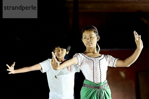 Junge Apsara-Tänzerin in einer Tanzschule in Phnom Penh  Kambodscha  Asien