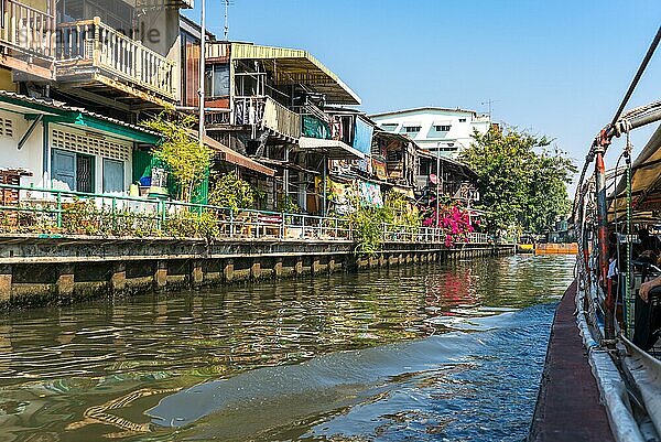 Wohngebiet an der Khlong Saen Saep im Herzen von Bangkok. Es gibt einen Bootsservice mit einem Wasserbus  der die westlichen Stadtteile Bangkoks vom Chao Phraya River bis nach Prachinburi verbindet