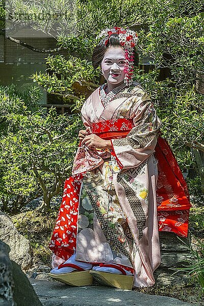Kyoto Japan. Frau trägt traditionellen Kimono