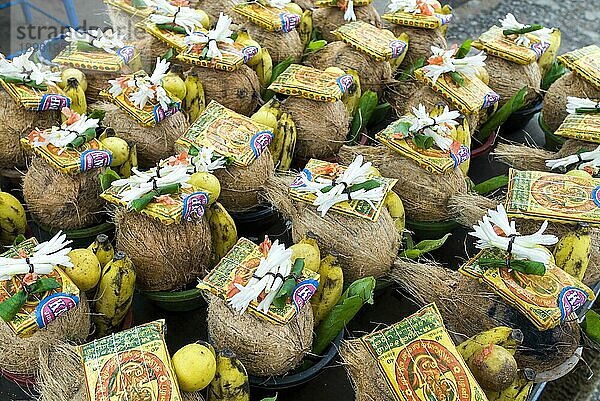 Ein Geschäft  das Pooja Puja Dinge im Lord Murugan Tempel in Thiruttani Tiruttani Tirutani  Tamil Nadu  Südindien  Indien  Asien verkauft  Asien