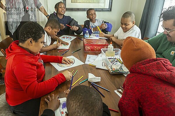 Detroit  Michigan  Kinder färben Ostereier im Rahmen eines Kunstprojekts in einem Zentrum von Brilliant Detroit im Stadtteil Morningside. Brilliant Detroit entwickelt Programme für Kinder in einkommensschwachen Gemeinden in der ganzen Stadt