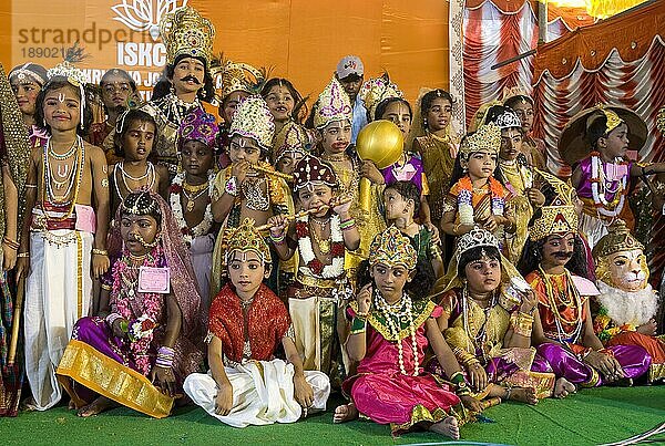 Als Lord Krishna verkleidete Kinder beim Janmashtami Krishna Jayanthi Festival in Iskcon in Coimbatore  Tamil Nadu  Südindien  Indien  Asien