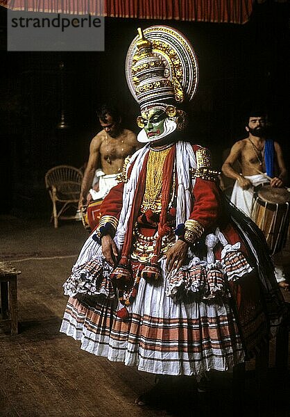 Pacha Green noble und der göttliche Charakter in Kathakali  Kerala Kalamandalam Koothambalam Tempel Theater Cheruthuruthy in der Nähe von Soranur  Kerala  Südindien  Indien  Asien