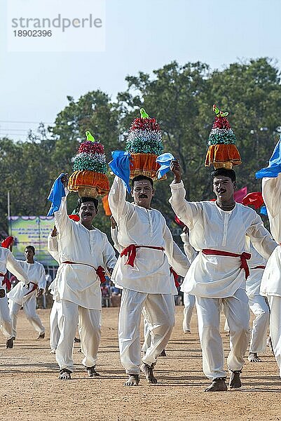 Karagattam Karagam-Tänzer bei einem öffentlichen Sportfest der Polizei in Coimbatore Tamil Nadu  Südindien  Indien. Volkstanz