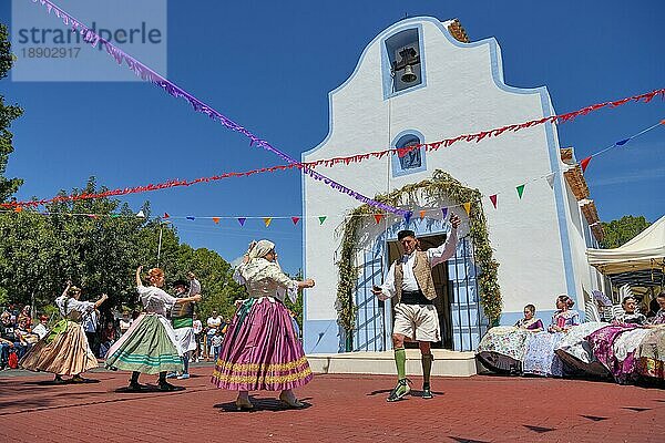 Tanzgruppe in traditionellen Kleidern vor der Kapelle Ermita de San Vicent  jährliche Fiesta zur Ehrung des gleichnamigen Heiligen in Cautivador oder Captivador  Gemeinde La Nucía  Provinz Alicante  Land Valencia  Costa Blanca  Spanien  Europa