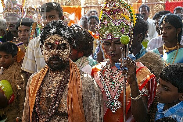 Männer tragen übertriebene Kostüme  um Gebete darzubringen und den Segen der Göttin beim Dasara Dussera Dusera Festival in Kulasai Kulasekharapatnam in der Nähe von Tiruchendur  Tamil Nadu  Südindien  Indien  Asien