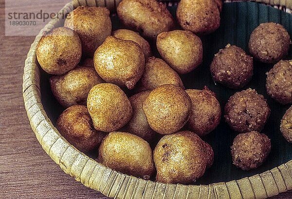 Seeyam frittierte Reisbällchen mit Jaggery Süße  traditionelle Chettinad Küche  Tamil Nadu  Südindien  Indien  Asien