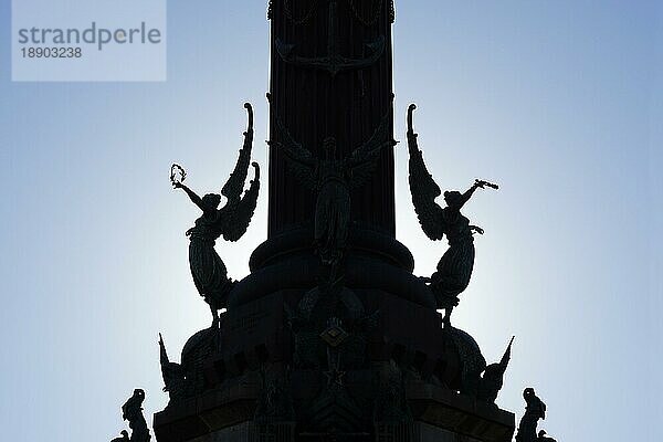 Silhouette des geflügelten Siegers  Detail auf dem Sockel des Kolumbus-Denkmals in Barcelona