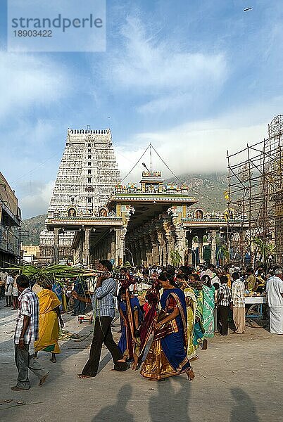 Arulmigu Arunachaleswarar Annamalaiyar Annamalai Temple während des Karthigai Karthiga Deepam Festivals in Thiruvannamalai Tiruvannamalai  Tamil Nadu  Südindien  Indien  Asien. Das Karthigai Deepam Festival wird jedes Jahr im tamilischen Monat November - Dezember gefeiert  Asien