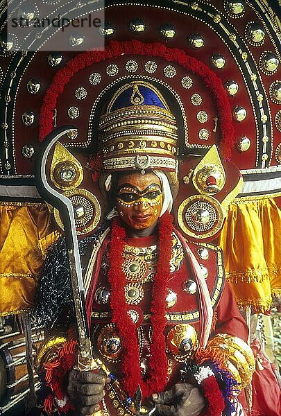 Theyyam-Tempel Ritualtanz einziger erhaltener prä-arischer Tanz  Kerala  Südindien  Indien  Asien