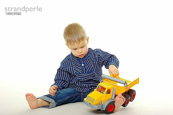 Junge mit Spielzeug-Lastwagen  freistellbar  Freisteller