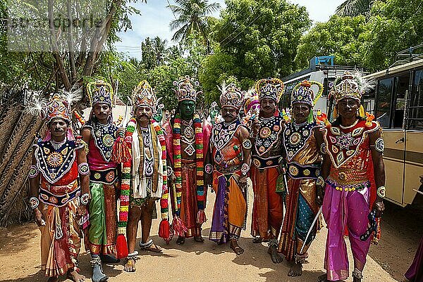 Das Bild von Männern  die als verschiedene Hindugötter gekleidet sind  beim Dasara Dussera Dusera Festival am Kulasai Kulasekharapatnam in der Nähe von Tiruchendur  Tamil Nadu  Südindien  Indien  Asien