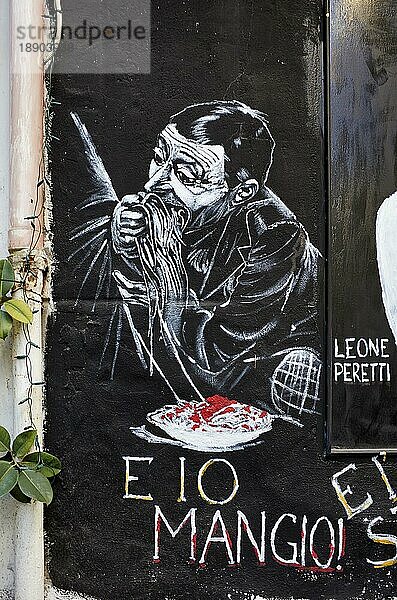 Neapel Kampanien Italien. Straßengraffiti mit der Darstellung des neapolitanischen Schauspielers Toto in Quartieri Spagnoli (Spanische Viertel)  einem Teil der Stadt Neapel in Italien. Es ist eine arme Gegend  die unter hoher Arbeitslosigkeit und dem starken Einfluß der Camorra leidet. Das Gebiet hat