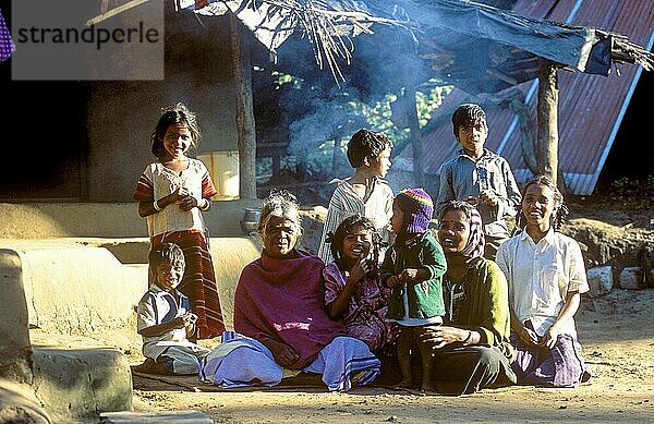 Eine Gruppe von Betta kurumba Stammesangehörigen posiert für die Kamera in Theppakadu im Mudumalai National Park  Nilgiris  Tamil Nadu  Südindien  Indien  Asien