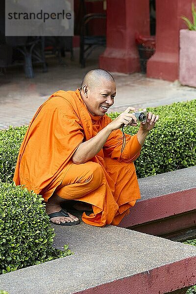 Ein buddhistischer Mönch beim Fotografieren im Nationalmuseum von Kambodscha in Phnom Penh