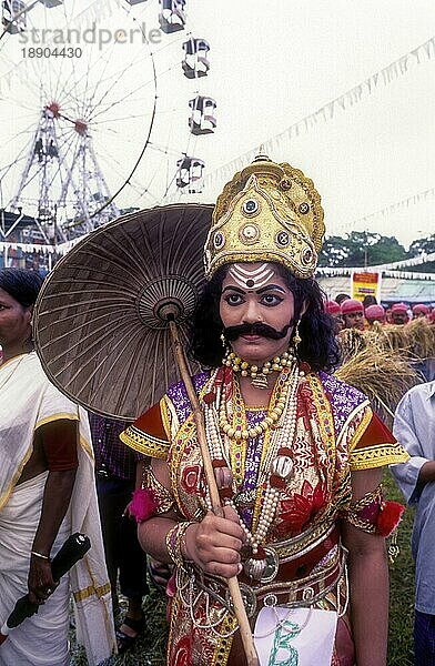 Maveli oder König Mahabali Modell Dressing mit Ornamenten und Regenschirm für Onam Festival in Kerala  Südindien  Indien  Asien