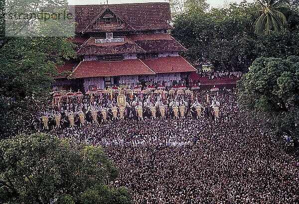 Die mit Spannung erwartete Veranstaltung zum Wechsel der Regenschirme  Kutamattam  Pooram Festival  Thrissur  Trichur  Kerala  Südindien  Indien  Asien