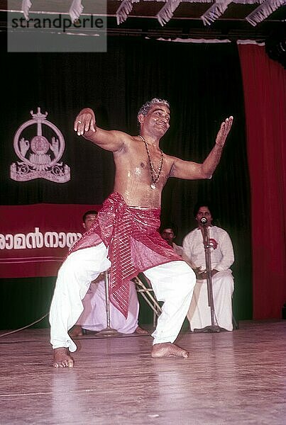 Kalamandalam Gopi demonstriert eine Kathakali Übung in Kerala Kalamandalam  Cheruthuruthy bei Soranur  Kerala  Südindien  Indien  Asien