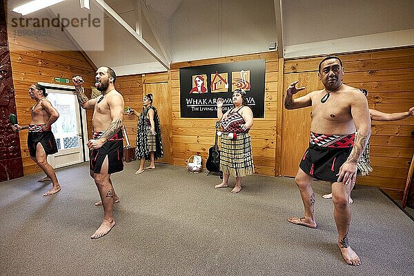 Maori-Dorf Whakarewarewa. Haka traditioneller Performance-Tanz