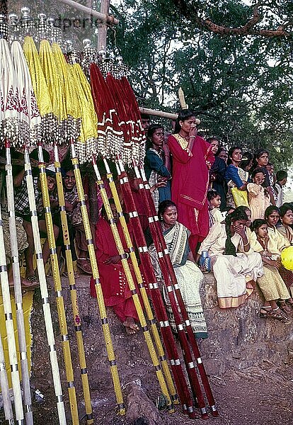 Zuschauer und bunte Regenschirme beim Pooram Fest in Thrissur Trichur  Kerala  Südindien  Indien  Asien