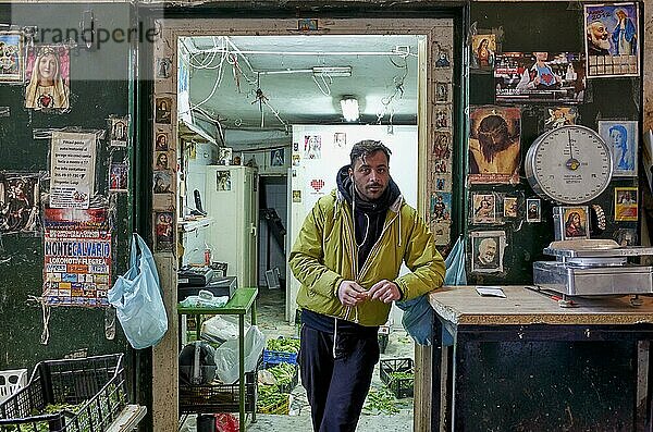 Neapel Kampanien Italien. Der Gemüsehändler in Quartieri Spagnoli (Spanische Viertel)  einem Teil der Stadt Neapel in Italien. Es ist eine arme Gegend  die unter hoher Arbeitslosigkeit und starkem Einfluß der Camorra leidet. Das Gebiet besteht aus einem Netz von etwa achtzehn