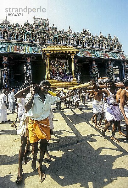 Gläubige tragen die Urchava-Gottheit des Subramanya-Swami-Tempels in Thiruparankundram Tirupparankundram  Tamil Nadu  Südindien  Indien  Asien