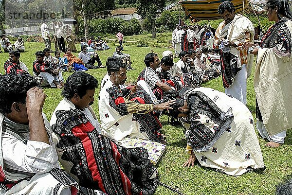 Toda Bräutigam  der nach der Hochzeit von seinen Verwandten gesegnet wird  Nilgiris  Ooty Udhagamandalam  Tamil Nadu  Südindien  Indien  Asien. Einer der großen indischen Ureinwohnerstämme  Asien