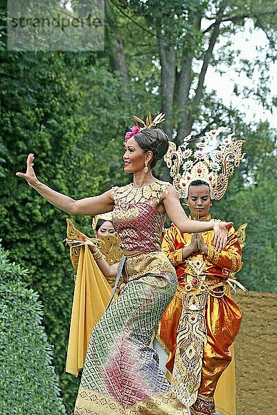 Thai-Tänzerinnen  Thai-Tänze  vor Thai-Tempel im Kurpark  Bad Homburg  Hessen  Thai-Tänzer  Deutschland  Europa