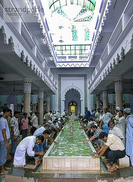 Rituelle Waschung am Pool vor dem Namaz Die Jamia Masjid in Bengaluru Bangalore  Karnataka  Südindien  Indien  Asien